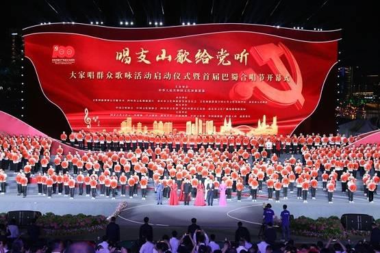 《白月梵星》再引热议,白鹿红衣造型惊艳时光,与敖瑞鹏同框太甜